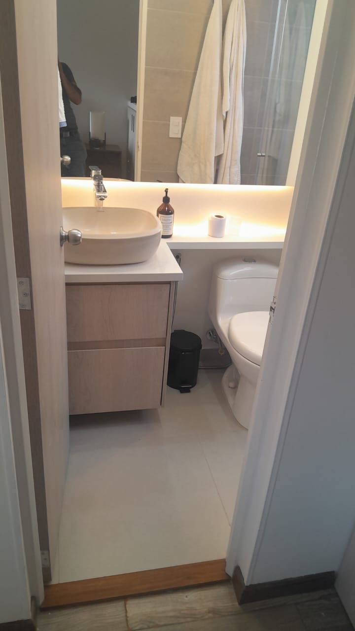 Baño remodelado Bogotá — proyecto 1 ángulo 2