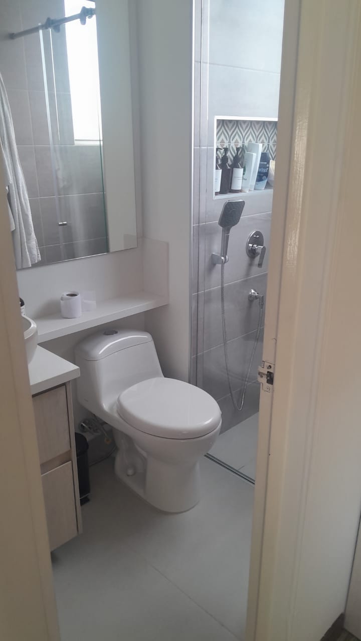 Baño remodelado Bogotá — proyecto 1 ángulo 4