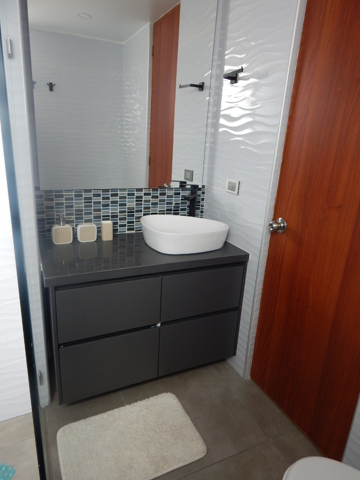 Vista completa baño terminado Bogotá — proyecto 2