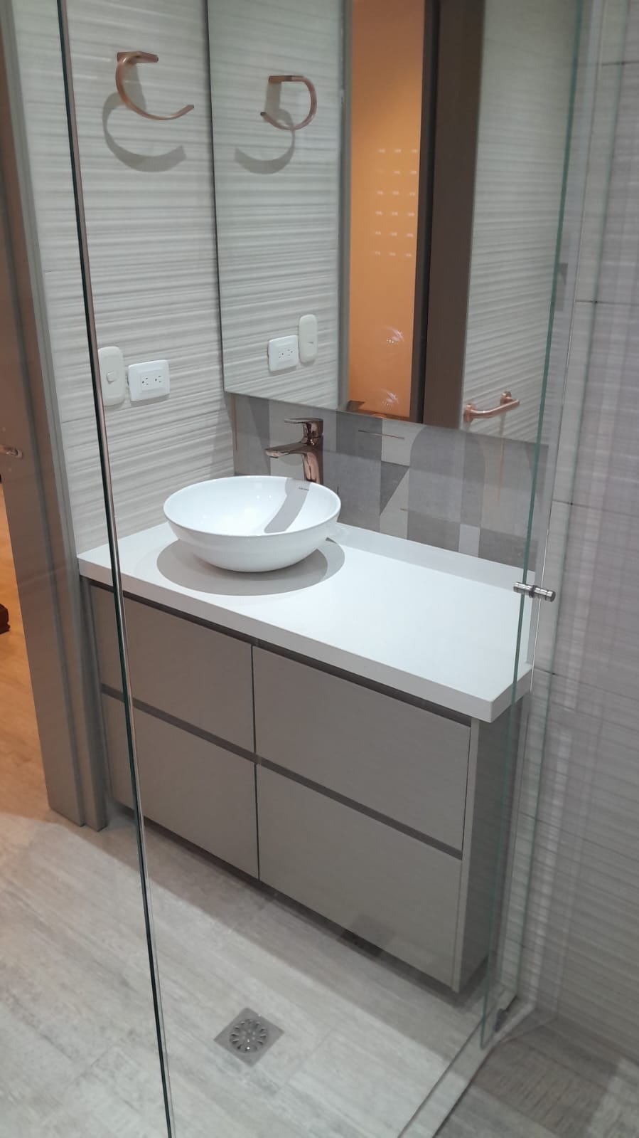 Baño remodelado Bogotá ángulo 2