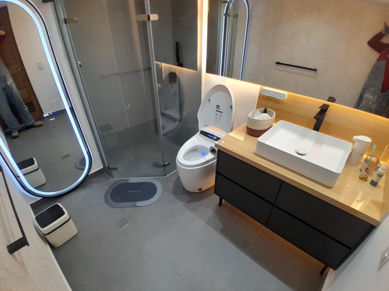 Baño remodelado en Bogotá con vanity flotante y lavamanos en cuenco — Estructura