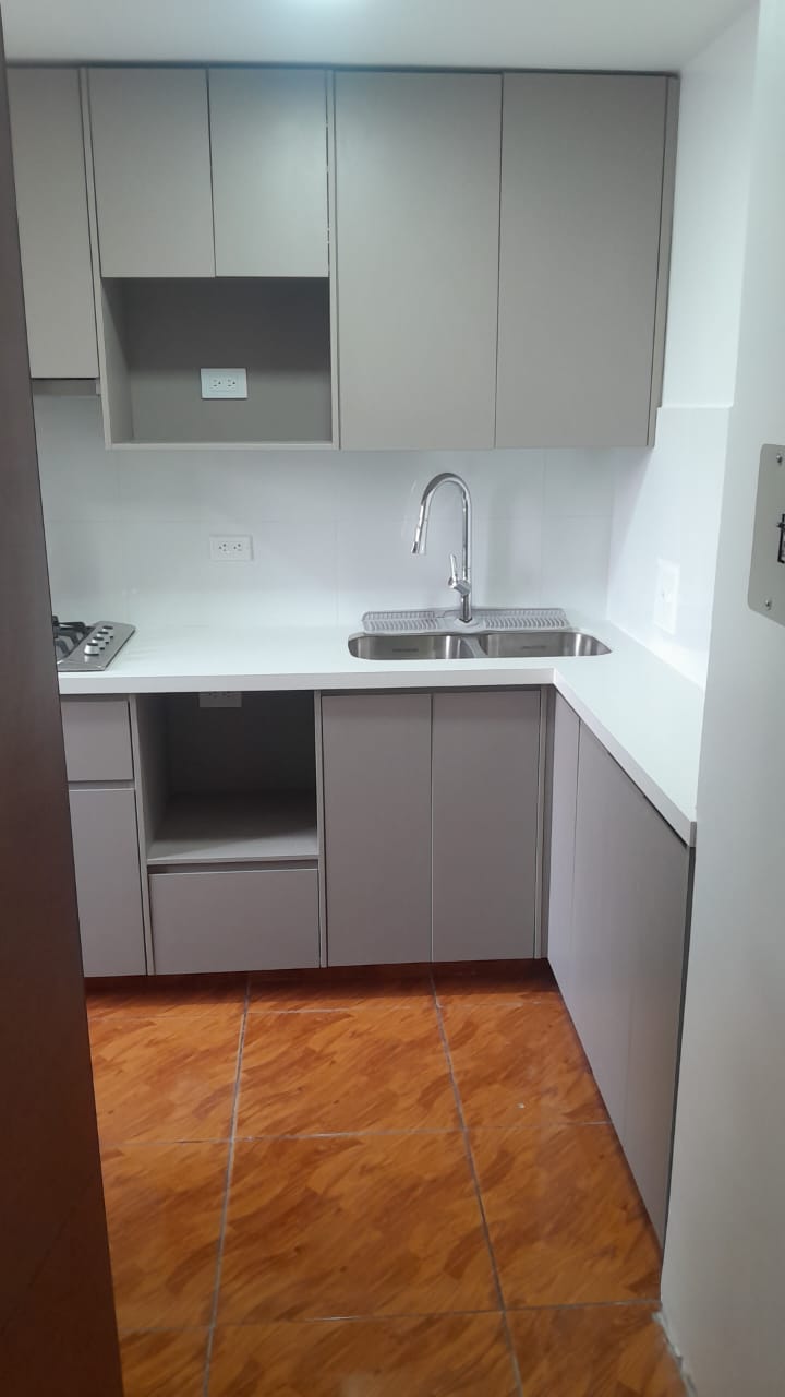 Cocina remodelada en Bogotá por Estructura — resultado final