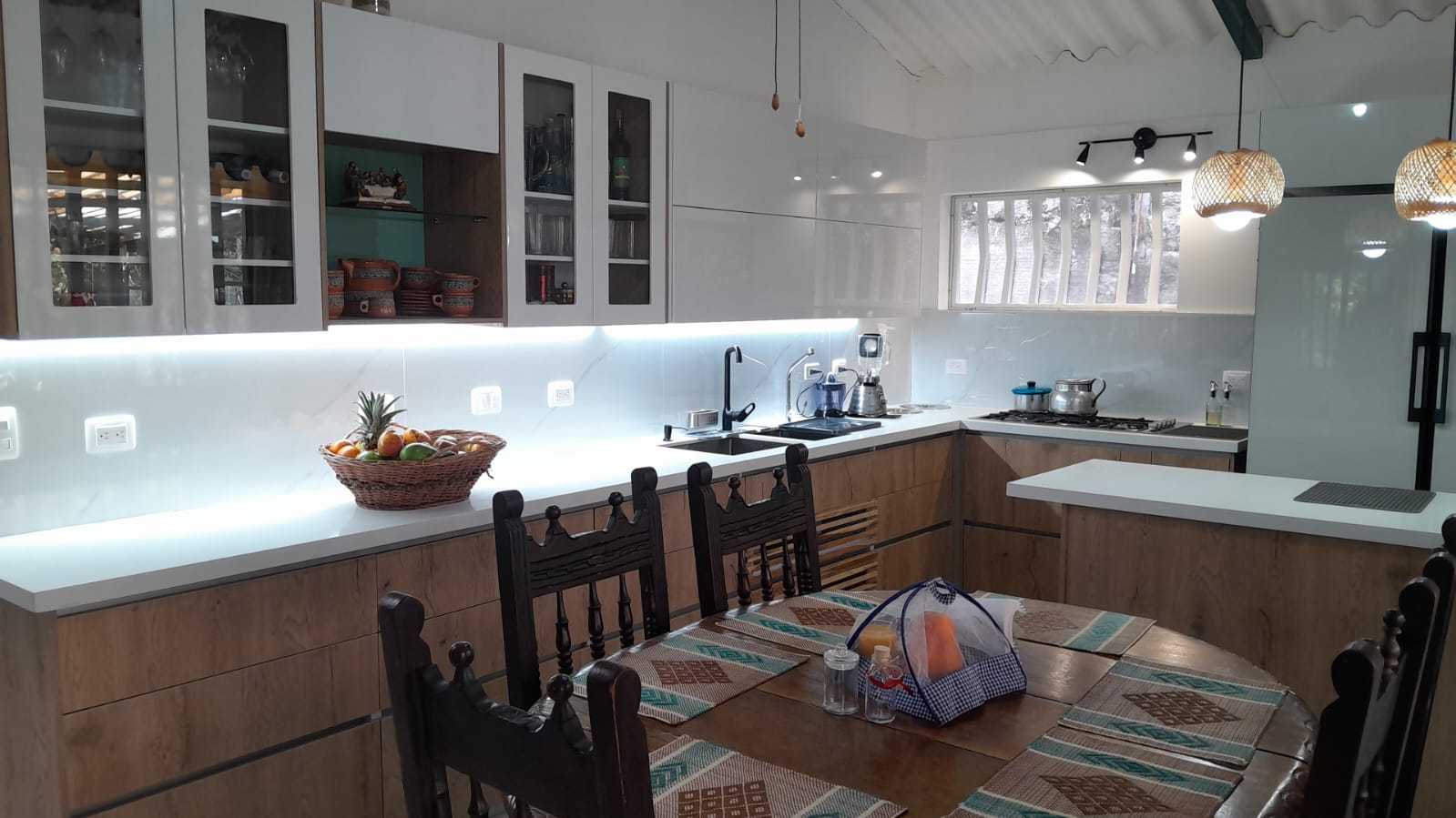 Cocina remodelada en Bogotá con carpintería a medida y mesón blanco por Estructura
