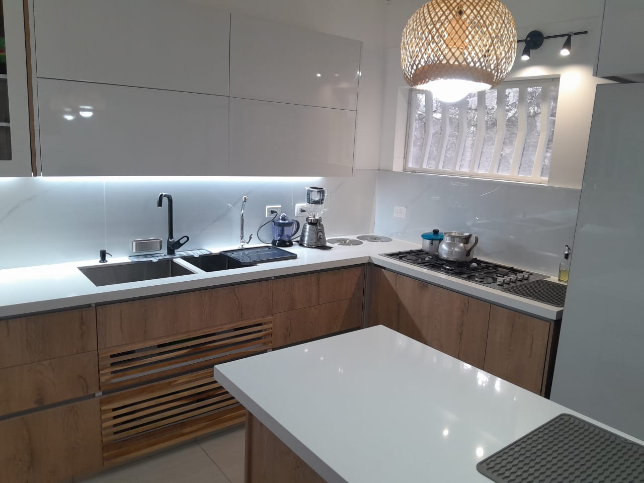 Ángulo lateral cocina remodelada Bogotá — proyecto 3
