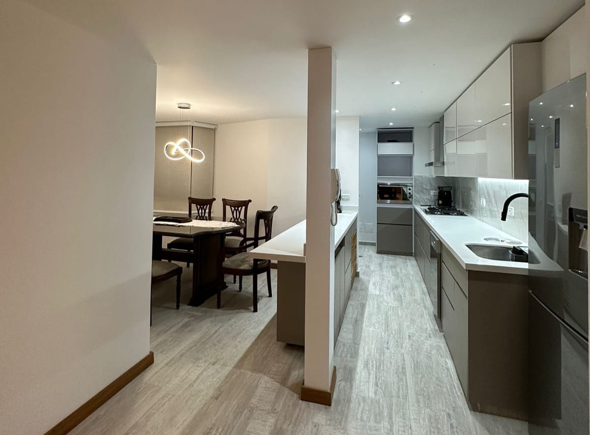 Apartamento remodelado en Bogotá por Estructura — cocina y comedor integrados, terminados con detalle